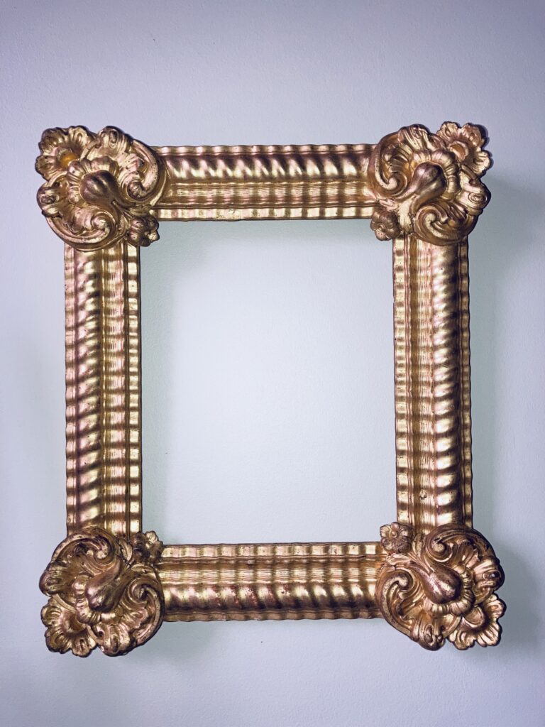 Une photo illustre cet article. Elle représente un cadre en bois sculpté et doré, que j'ai restauré. Le format est de 40x35cm. Aux 4 angles on trouve une grosse coquille. Il est vu de face, la dorure est lumineuse bien que patinée.