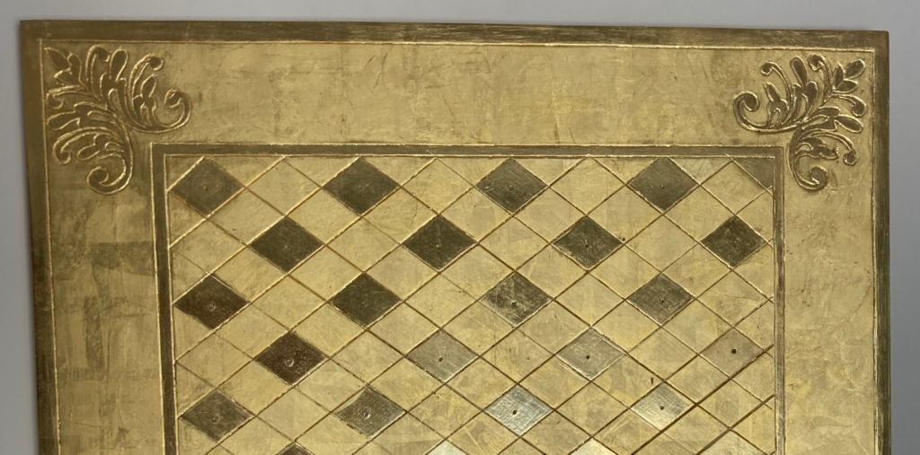 Jeu de fond en damier : les parties brillantes ont été brunies à la pierre d’agate tandis que les autres sont restées mates.